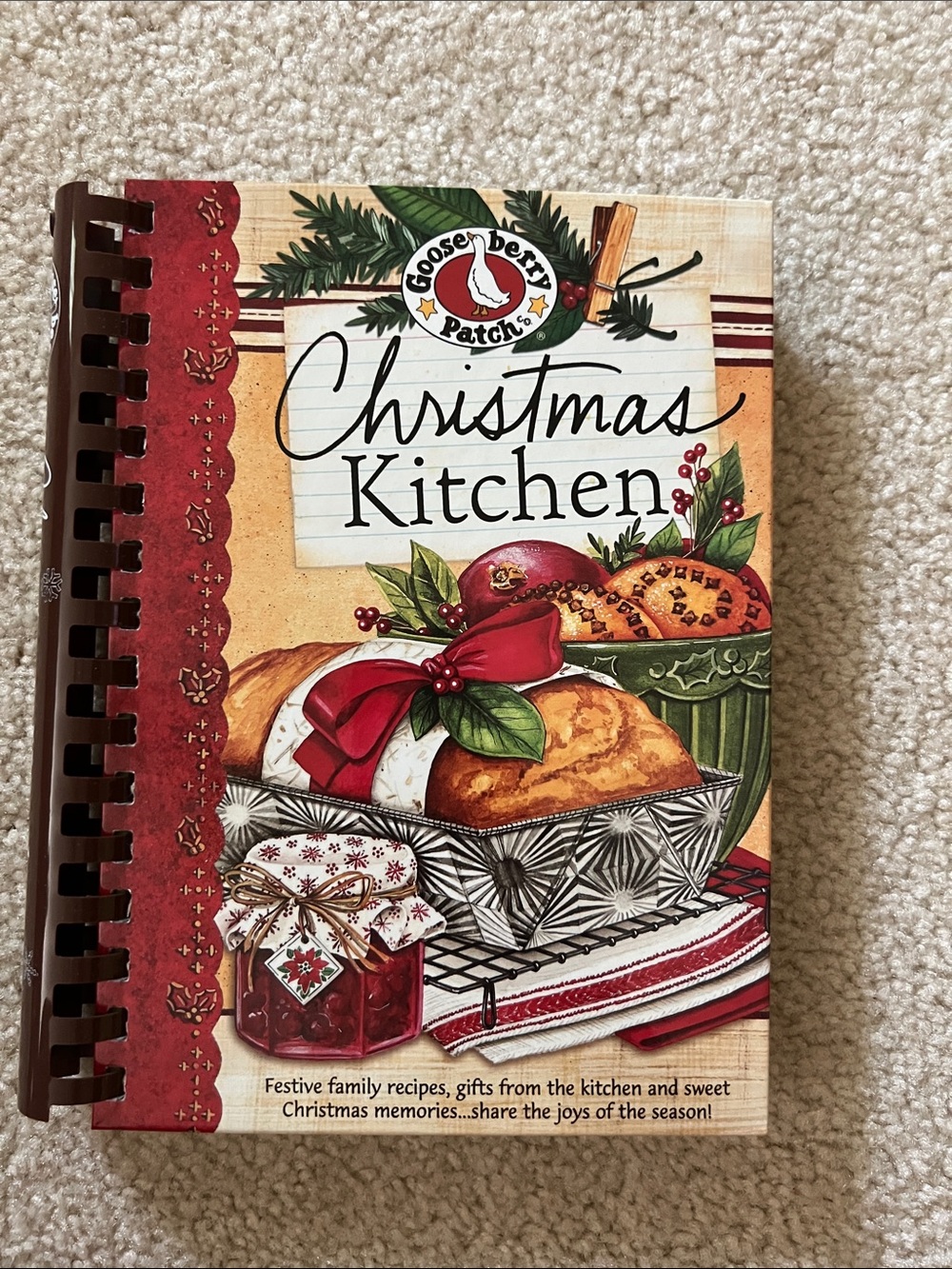Gooseberry Patch Christmas Kitchen Recipe Book - EC
